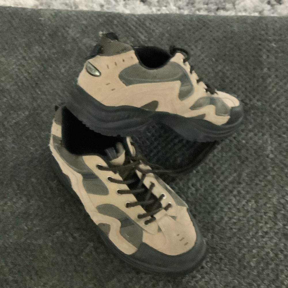 Men's Athletic Trail Sneakers in Beige and Gray